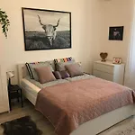 A Lovley Newly Decorated Fully Equipped Apartment Walking Distance To The City Park Where You Will Find The World Famous Szechenyi Thermal Bath Spa, Museums , And The Capital Circus , Ac, Smart Tv, High Speed Internet