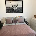 A Lovley Newly Decorated Fully Equipped Apartment Walking Distance To The City Park Where You Will Find The World Famous Szechenyi Thermal Bath Spa, Museums , And The Capital Circus , Ac, Smart Tv, High Speed Internet