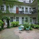 A Lovley Newly Decorated Fully Equipped Apartment Walking Distance To The City Park Where You Will Find The World Famous Szechenyi Thermal Bath Spa, Museums , And The Capital Circus , Ac, Smart Tv, High Speed Internet